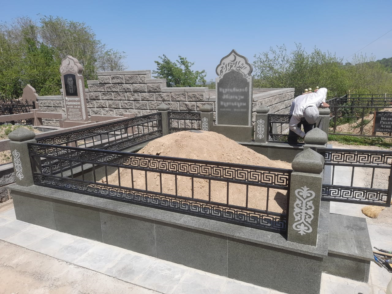 Благоустройство мусульманской могилы: гранитный фундамент и столбы