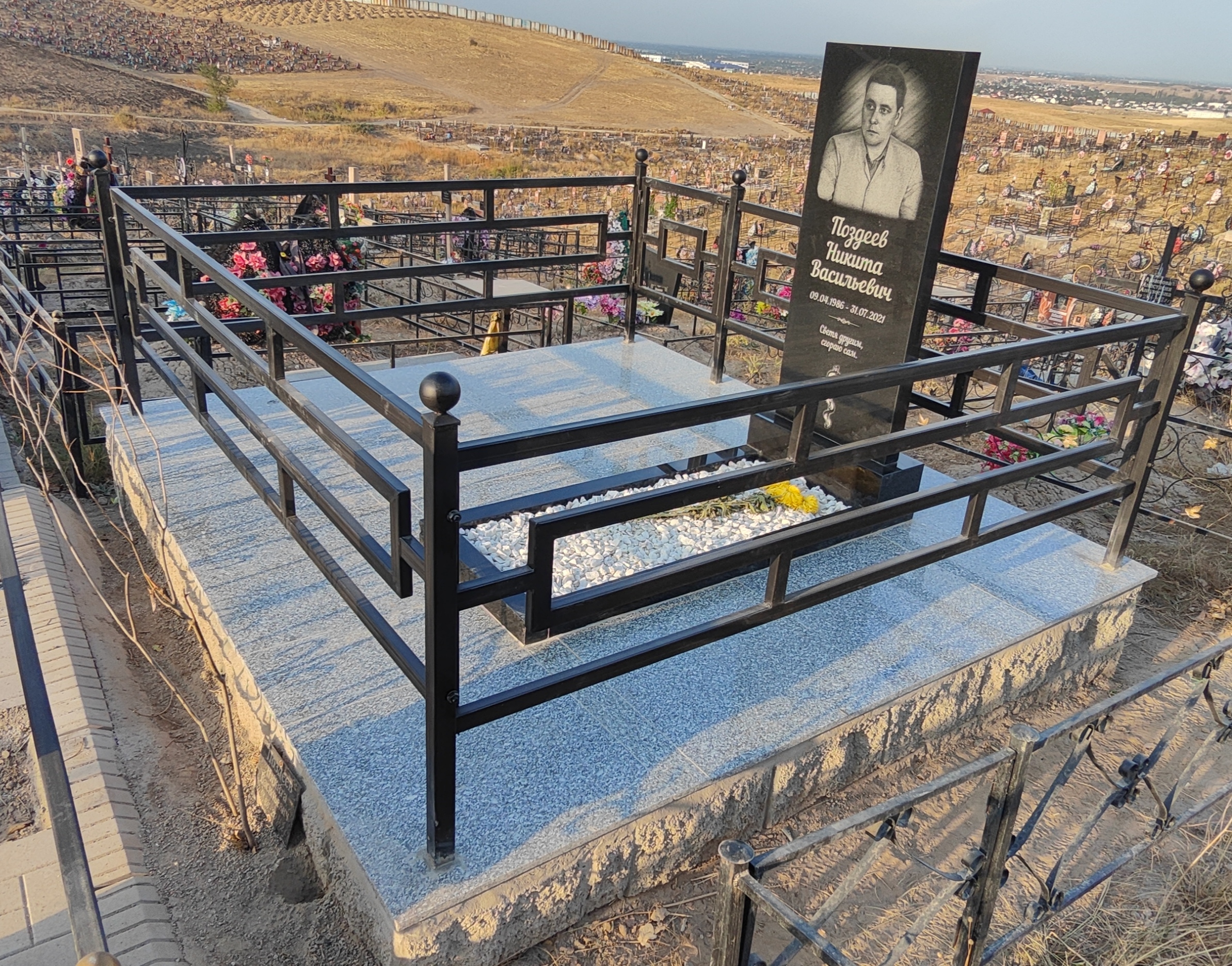 Установка сварной ограды на кладбище Батыс в Алматы