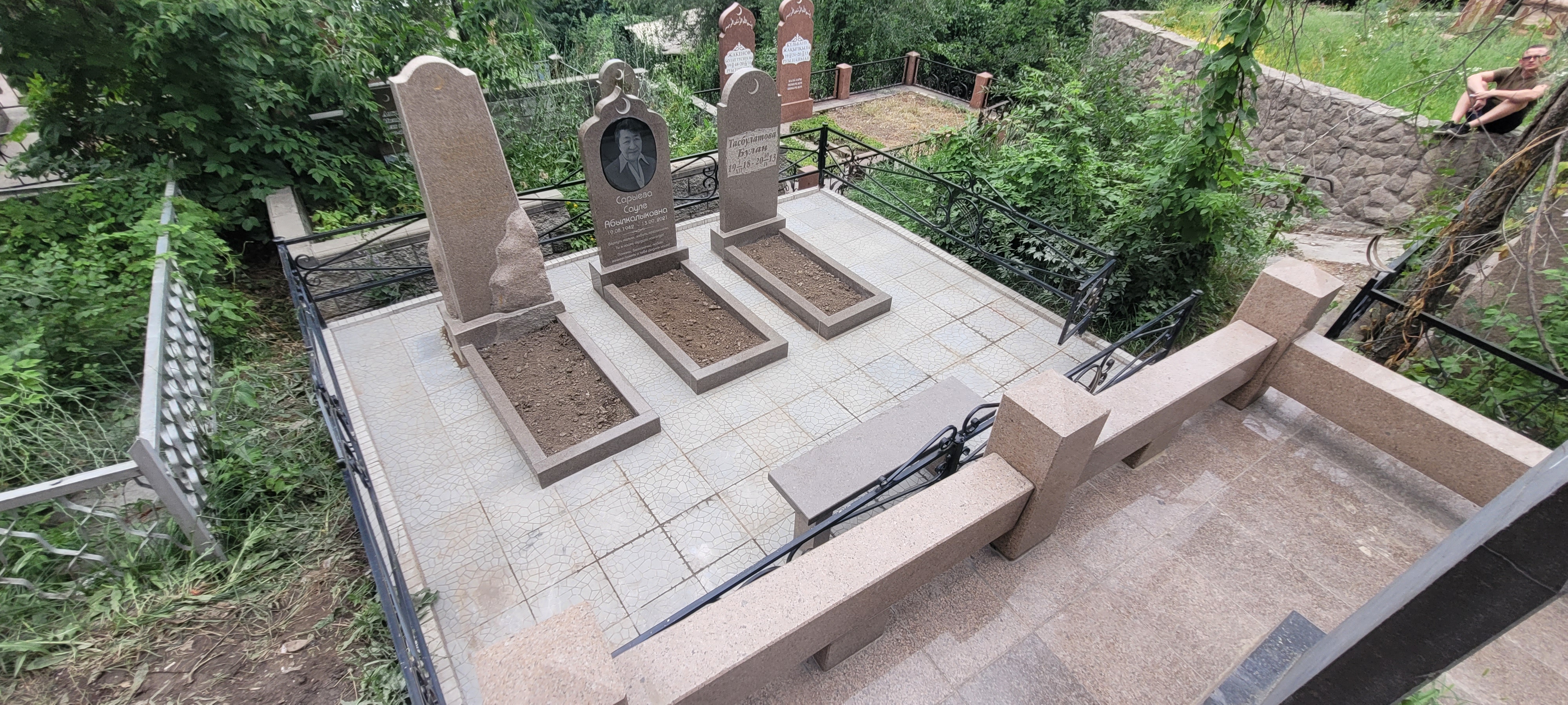 Укладка бетонной тротуарной плитки на кладбище Кенсай