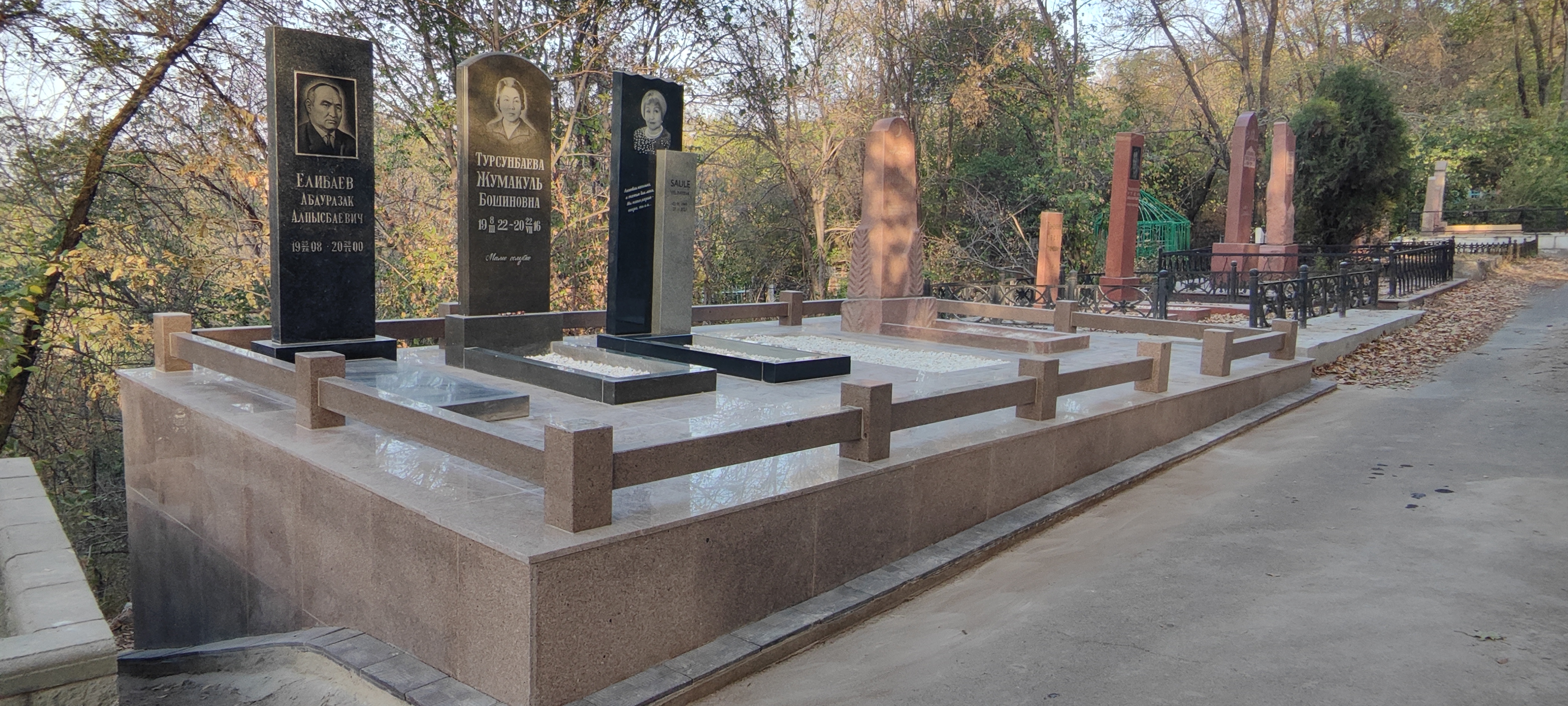 Монтаж гранитной ограды на кладбище Кенсай 2 