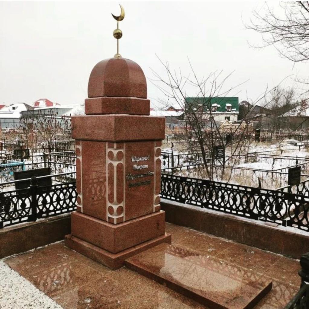 Мусульманский мемориал на могилу из красного гранита