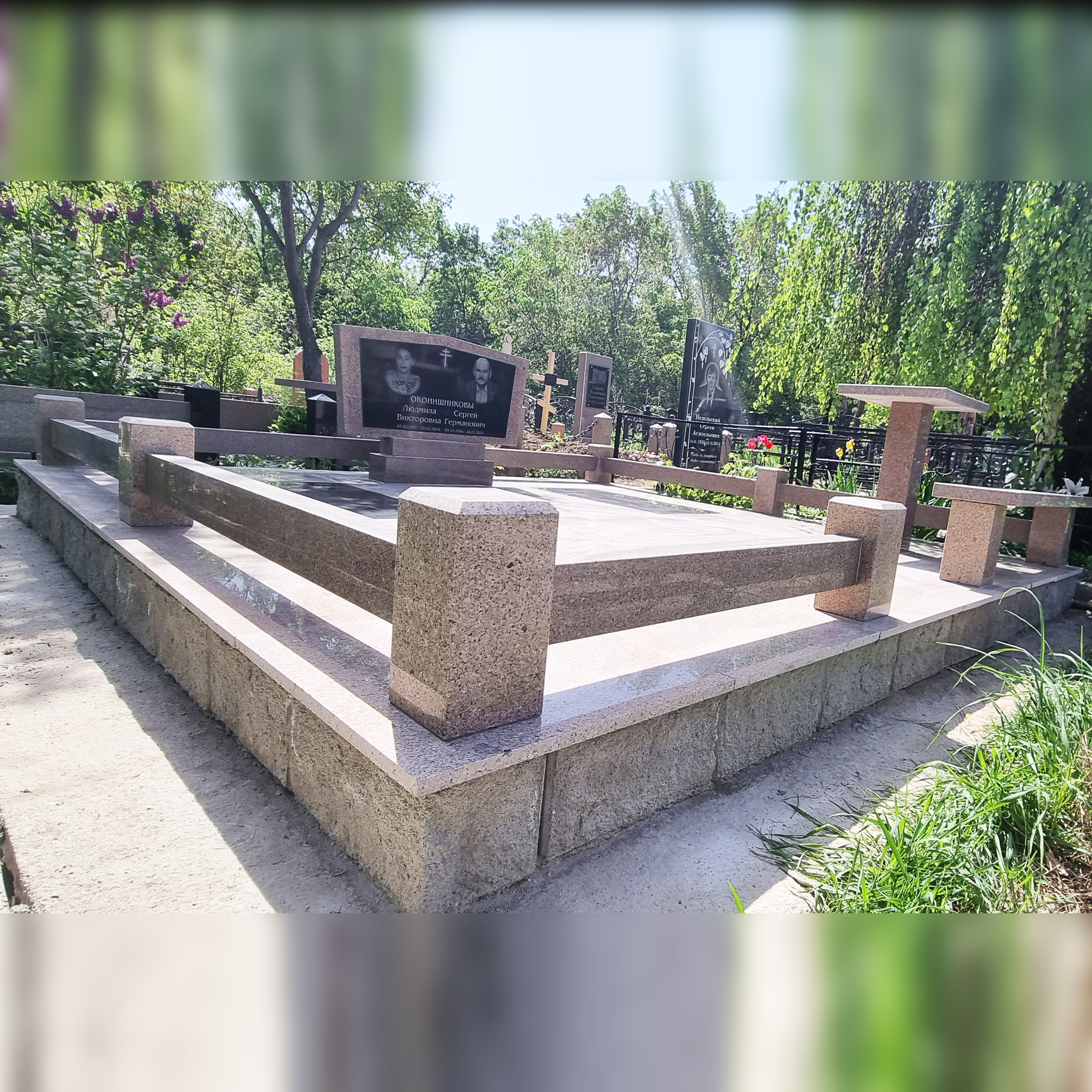 Благоустройство могилы: цоколь из сплитерного блока и гранитная ограда