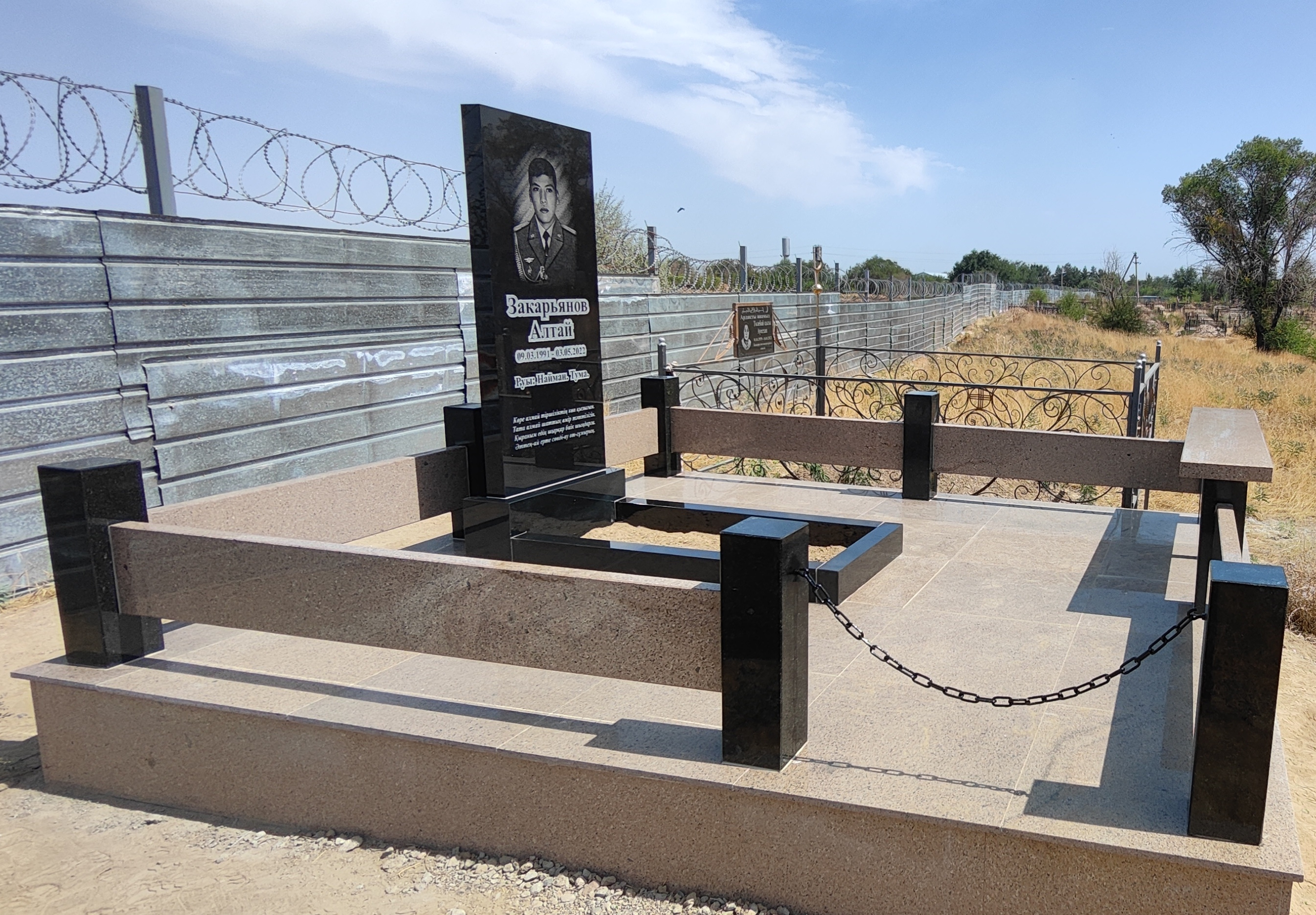 Гранитный мемориал на кладбище: фундамент и ограда