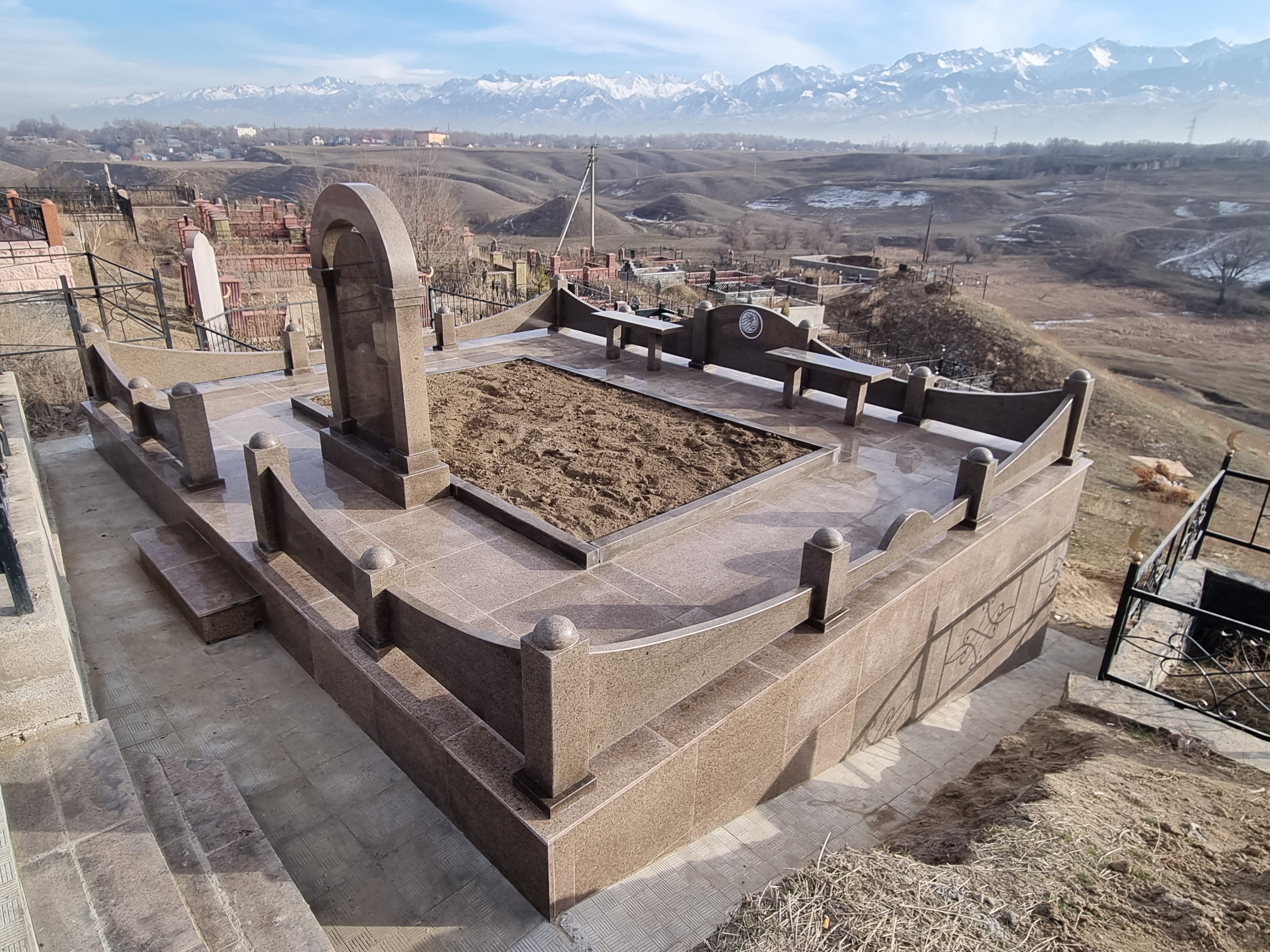 Услуги по облицовке могил гранитной плитной в Алматы