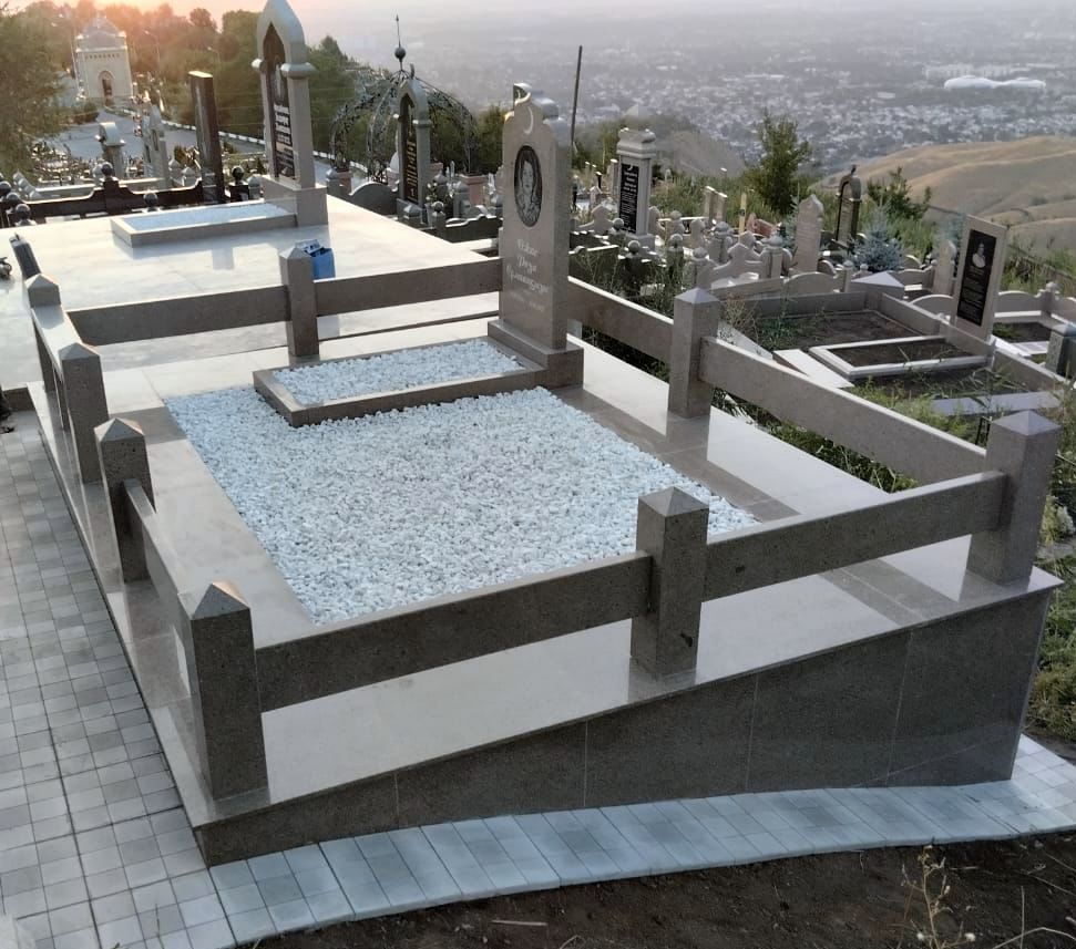 Гранитный фундамент и ограда: строительство на кладбище Кенсай