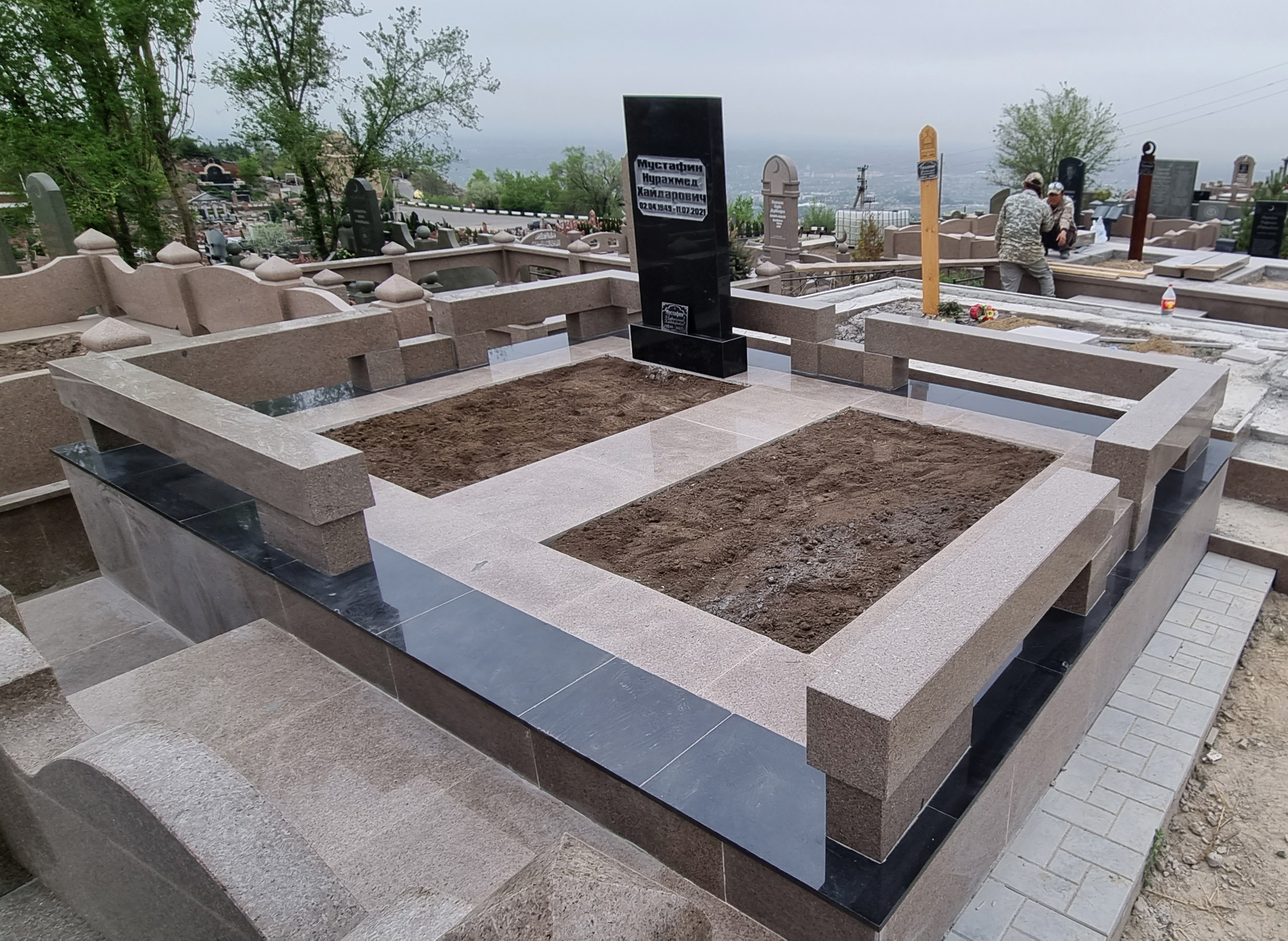 Строительство мемориала на могилу: ограда и цоколь из гранита