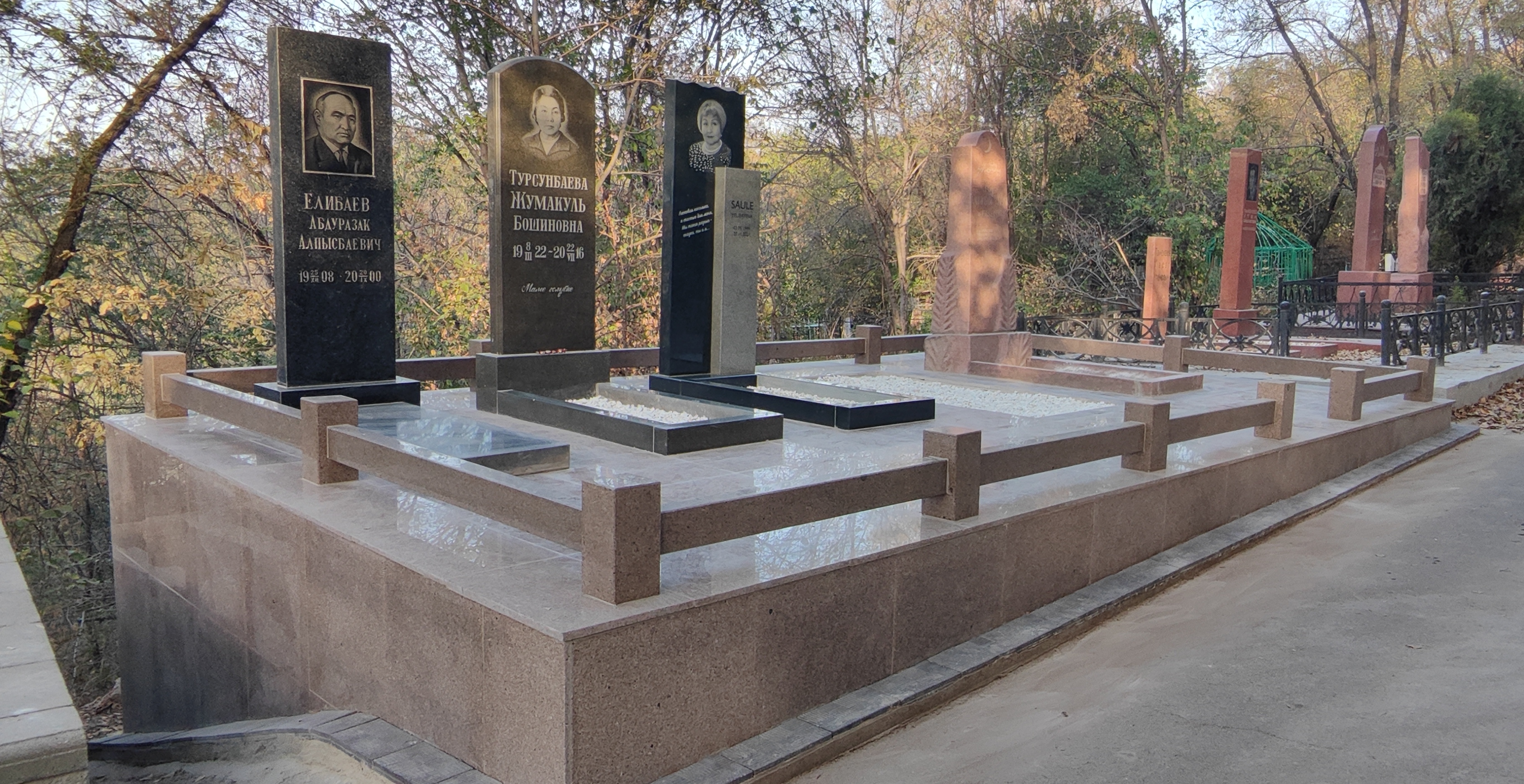 Восстановление могилы на кладбище Кенсай: гранитный цоколь и ограда