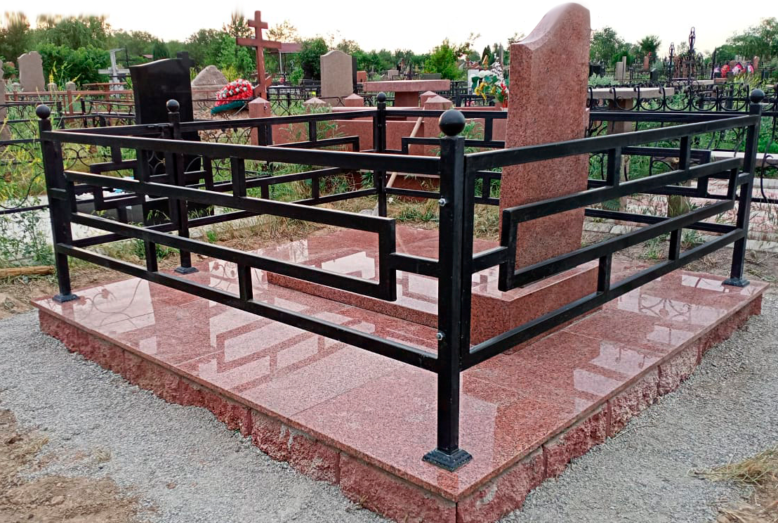Памятник из красного гранита заказать в алматы, заказать ограду на могилу в Алматы с установкой, облагораживание захоронений в Алматы