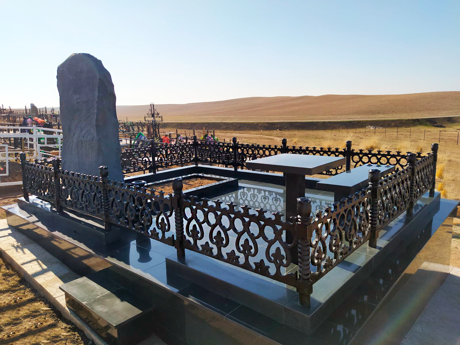 Фото памятника глыба, фото памятник скала, фото чугунной ограды на могилу, благоустройство могилы