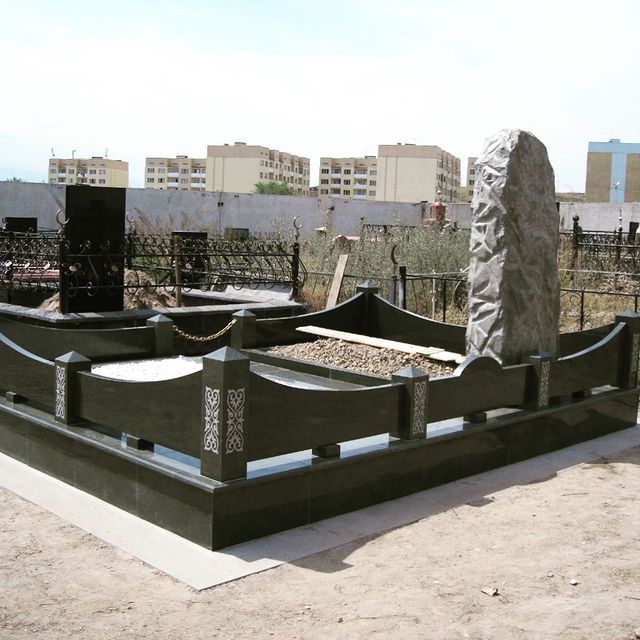 Гранитный комплекс на могилу, памятник на кладбище