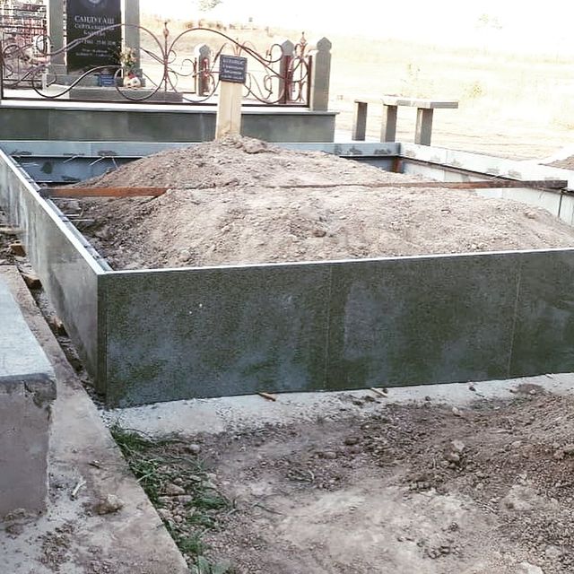 Установка памятников на могилу, монтаж гранитного цоколя на кладбище