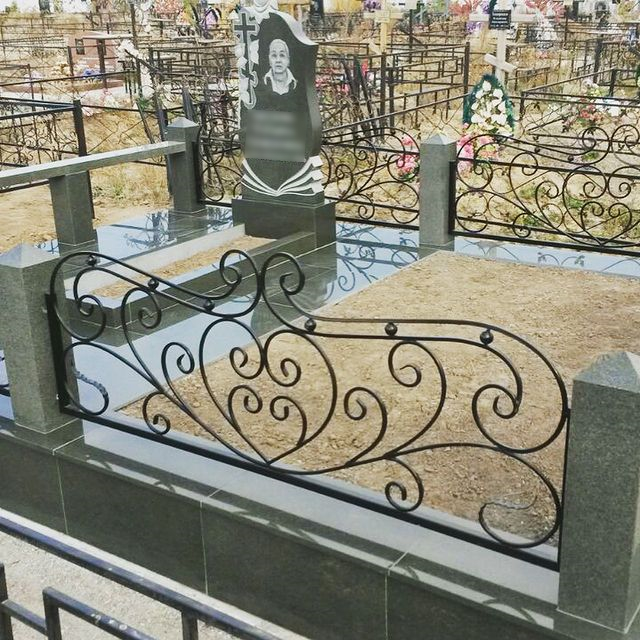 Кованая оградка на могилу между гранитных столбов