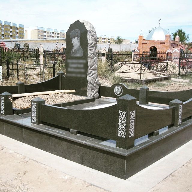 Памятник на кладбище, мемориальный комплекс на могилу