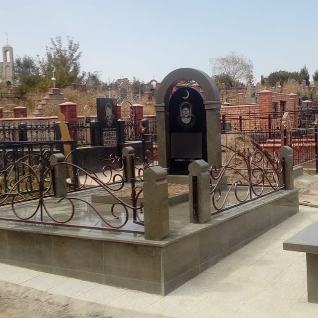 Мемориальный комплекс на кладбище, памятник на могилу, гранитный цоколь на могилу