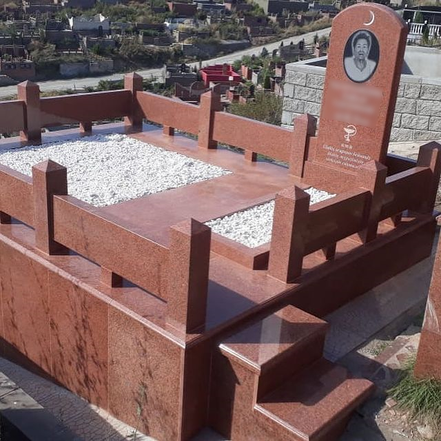Памятник на могилу из красного гранита, облагораживание захоронения