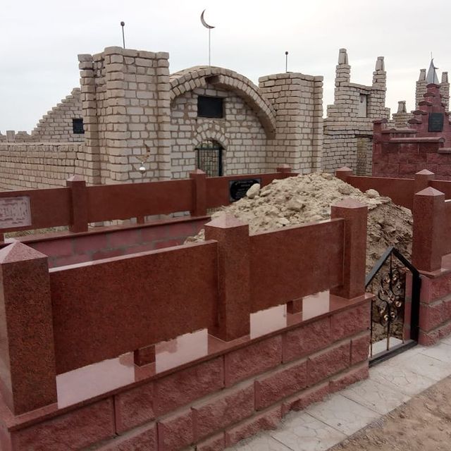 Мусульманский памятник из красного гранита, мемориальные плиты
