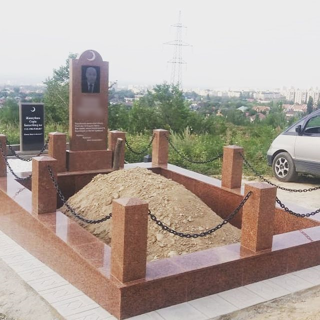 Памятники на могилу в Алматы, установка памятников на кладбище, памятник из красного гранита