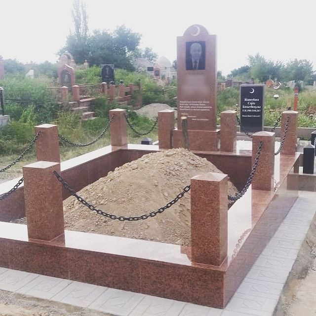 Гранитные столбы на могилу, гранитный цоколь на кладбище, мусульманские памятники