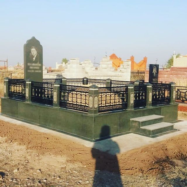 Мусульманские памятники в Аламаты, гранитные комплексы на могилу, установка памятников на кладбище