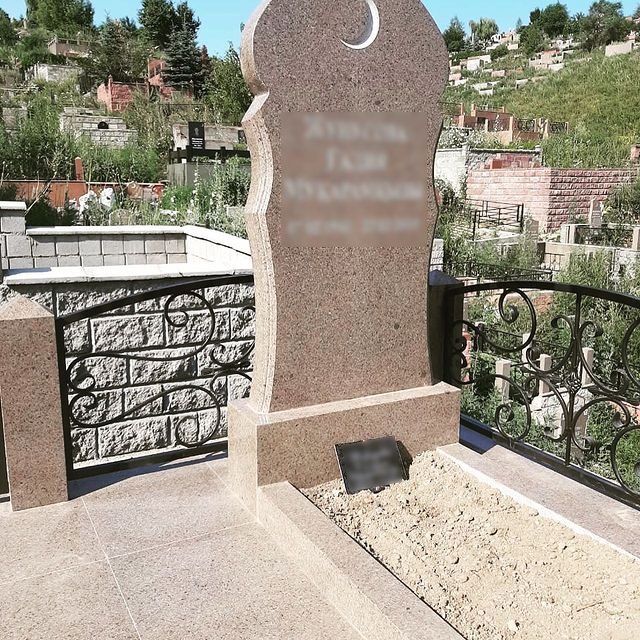 Памятники мусульманские на могилу, мусульманские памятники на клодбище, установка памятников в Алматы