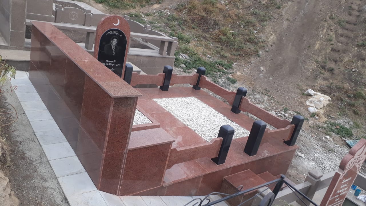 Фотография изготовления гранитных памятников в Талгаре, подчеркивающая красоту и прочность материала.