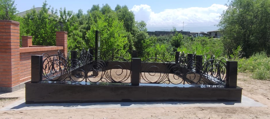 Памятники из черного гранита мрамора в Алматы