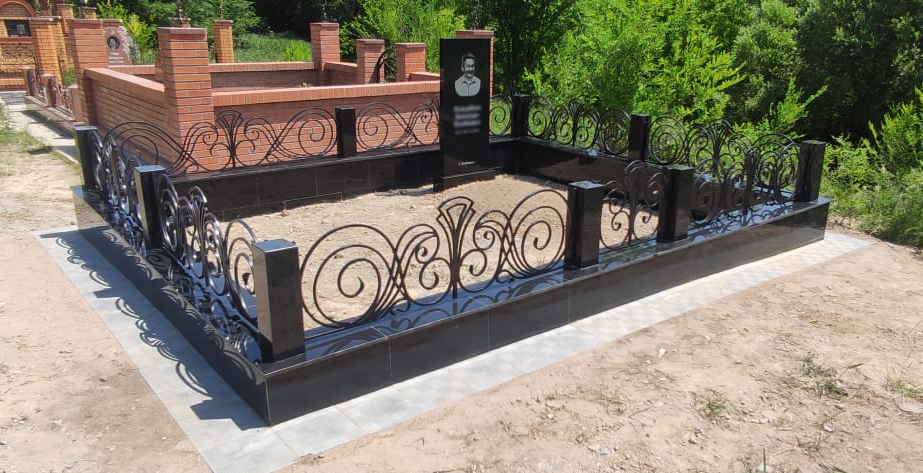 Фотография установленного памятника на могиле в Талгаре, демонстрирующая его эстетику и красоту.