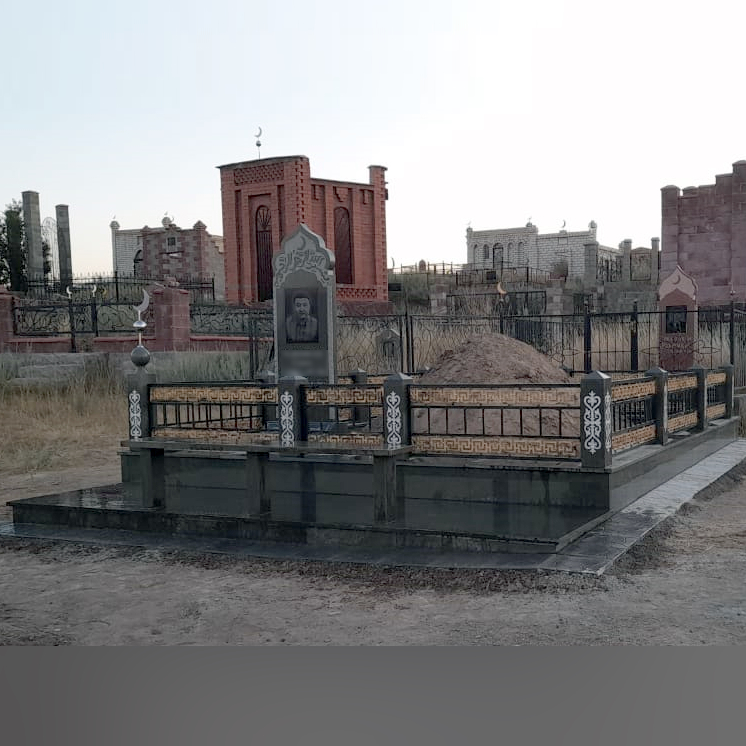 Мемориальный комплекс на мусульманской могиле из зеленого гранита