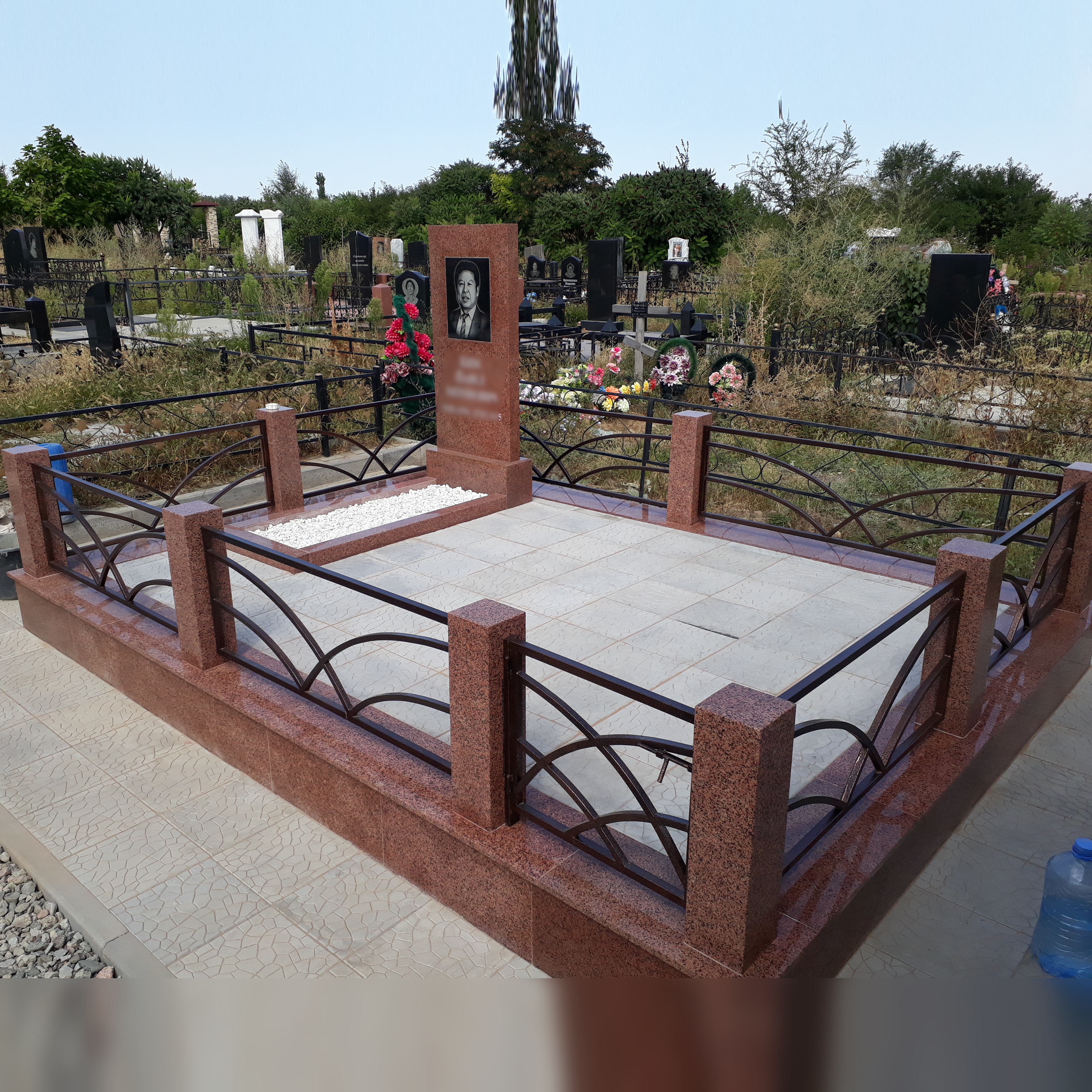 Строительство мемориального комплекса и укладка тротуарной плитки на кладбище