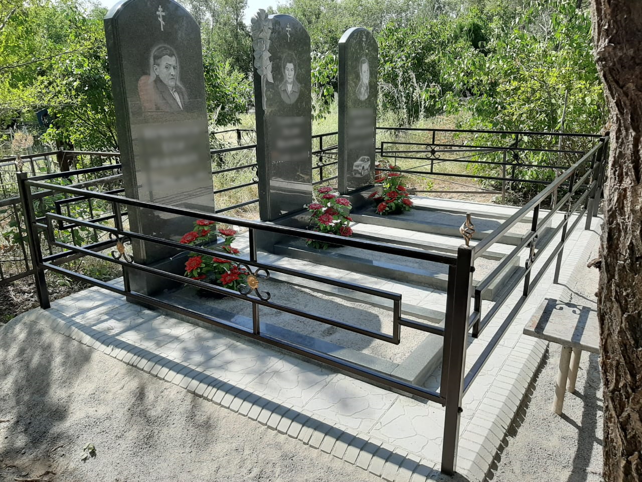 Укладка плитки и тротуарного бордюра на кладбище в Алматы