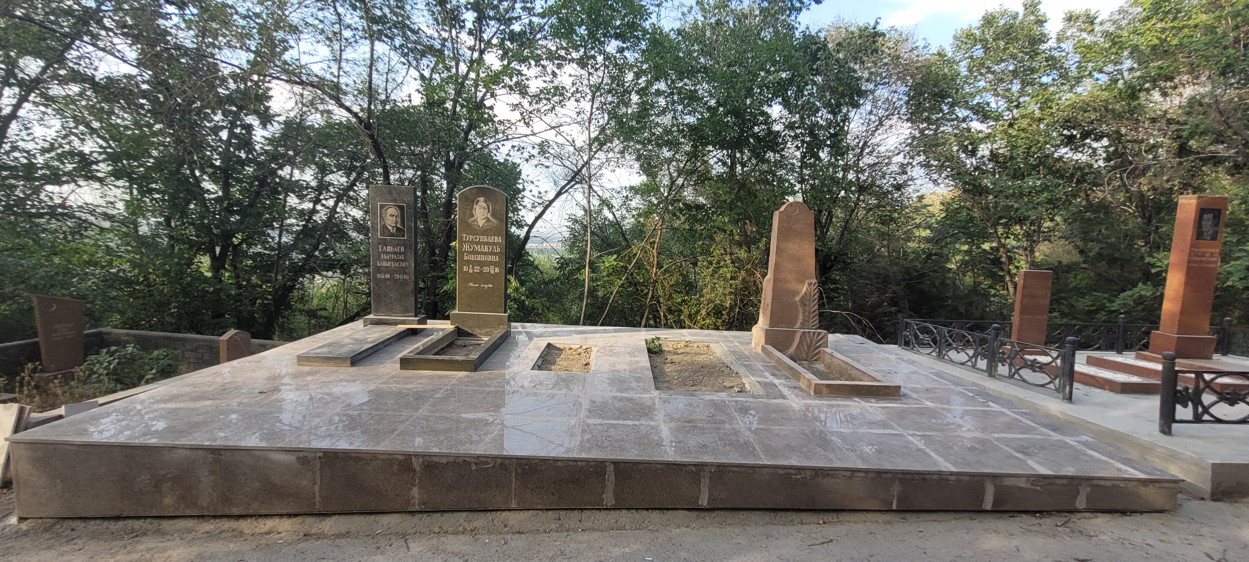 Ремонт надгробных памятников на кладбище в Алматы, процессе работы