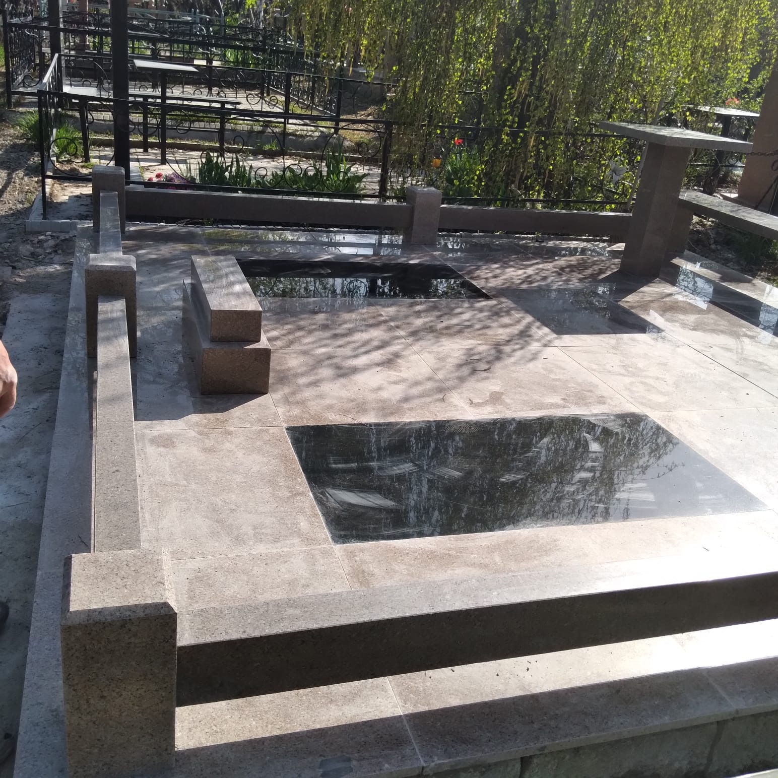 фундамент на могилу в Алматы, укладка плитки на могилу в Алматы