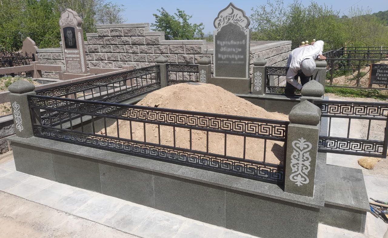 Снимок мусульманского надгробия из гранита - работа выполнена в Астане