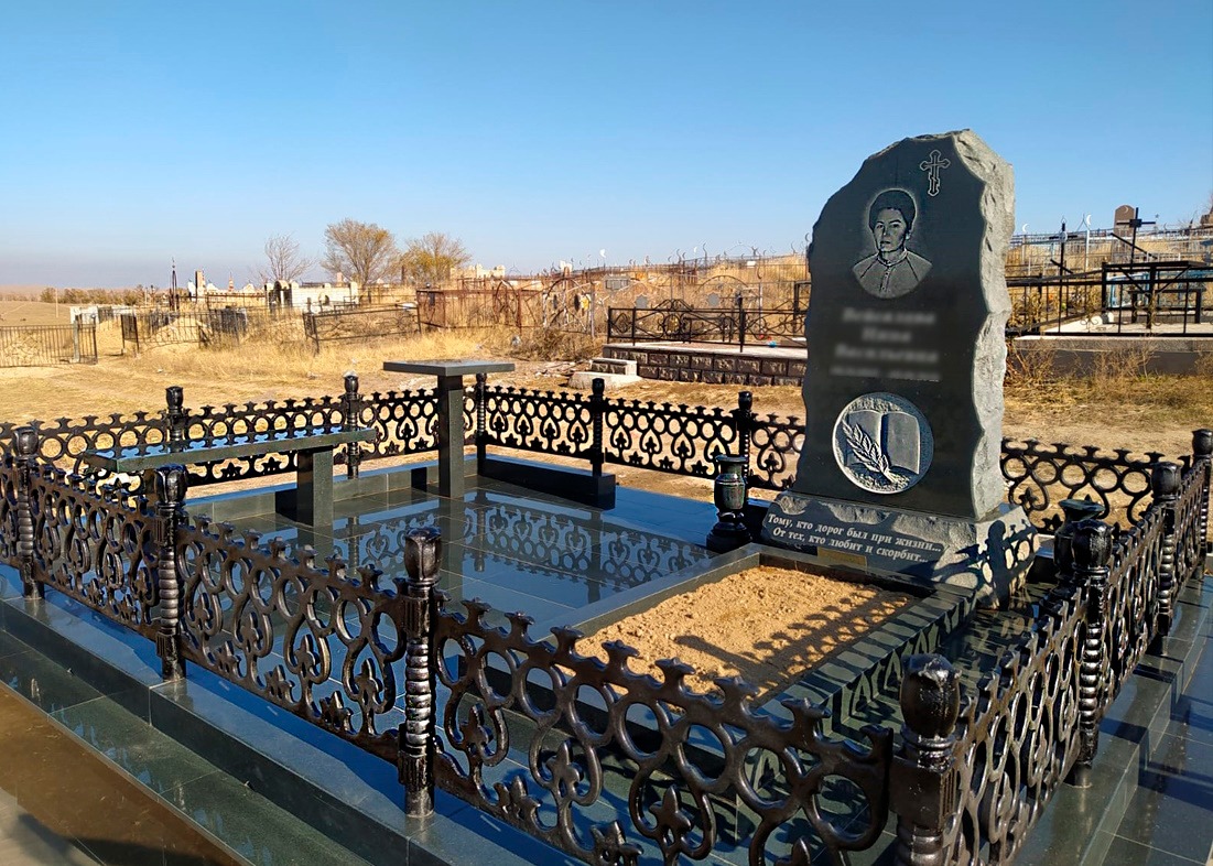 Эксклюзивный гранитный памятник с художественной отделкой, выполненный в Абай