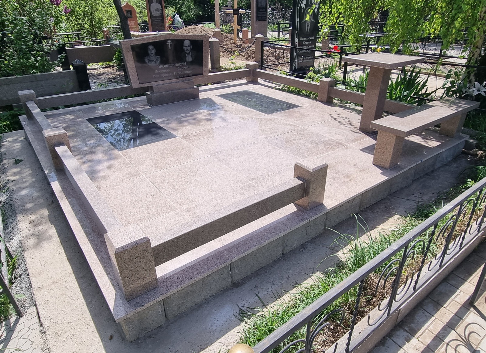 Бюджетные могильные надгробия из гранита в Алматы