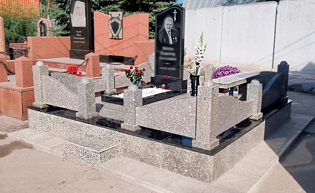 Эксклюзивный мемориальный комплекс на кладбище в Семее