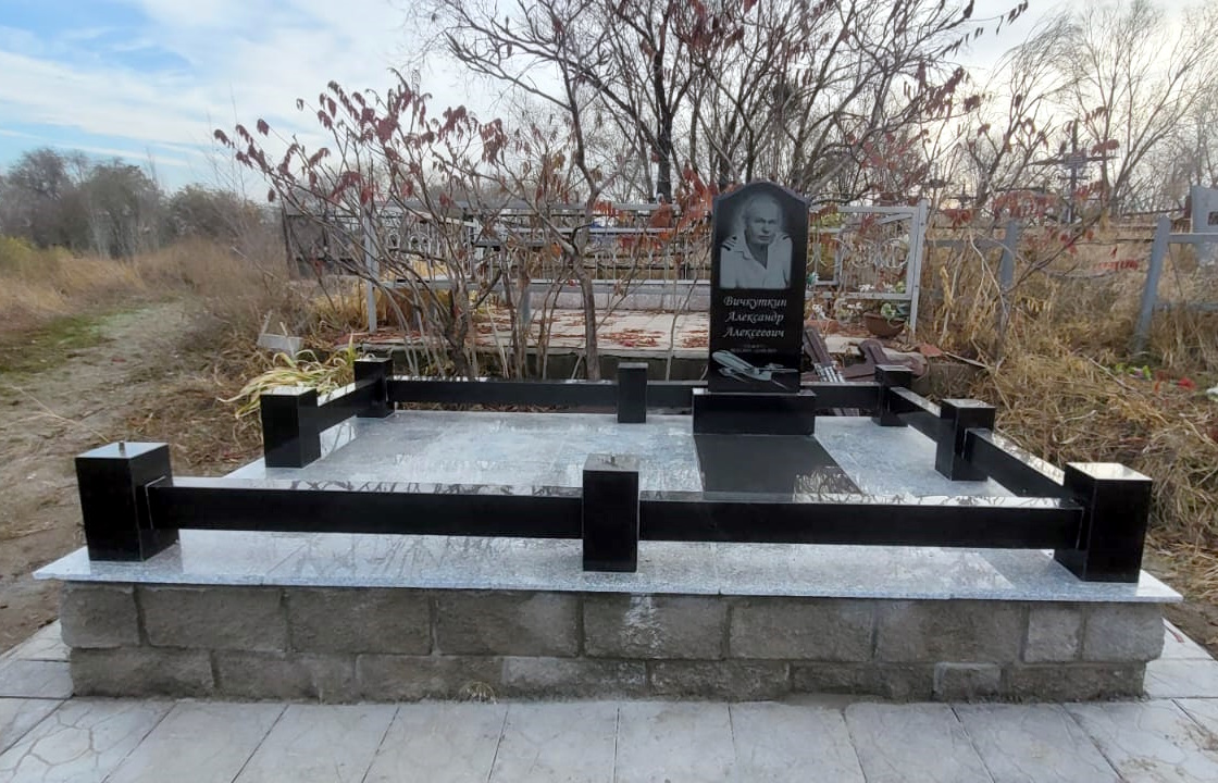 Профессиональная установка гранитного памятника на кладбище в Абай, с гарантией качества