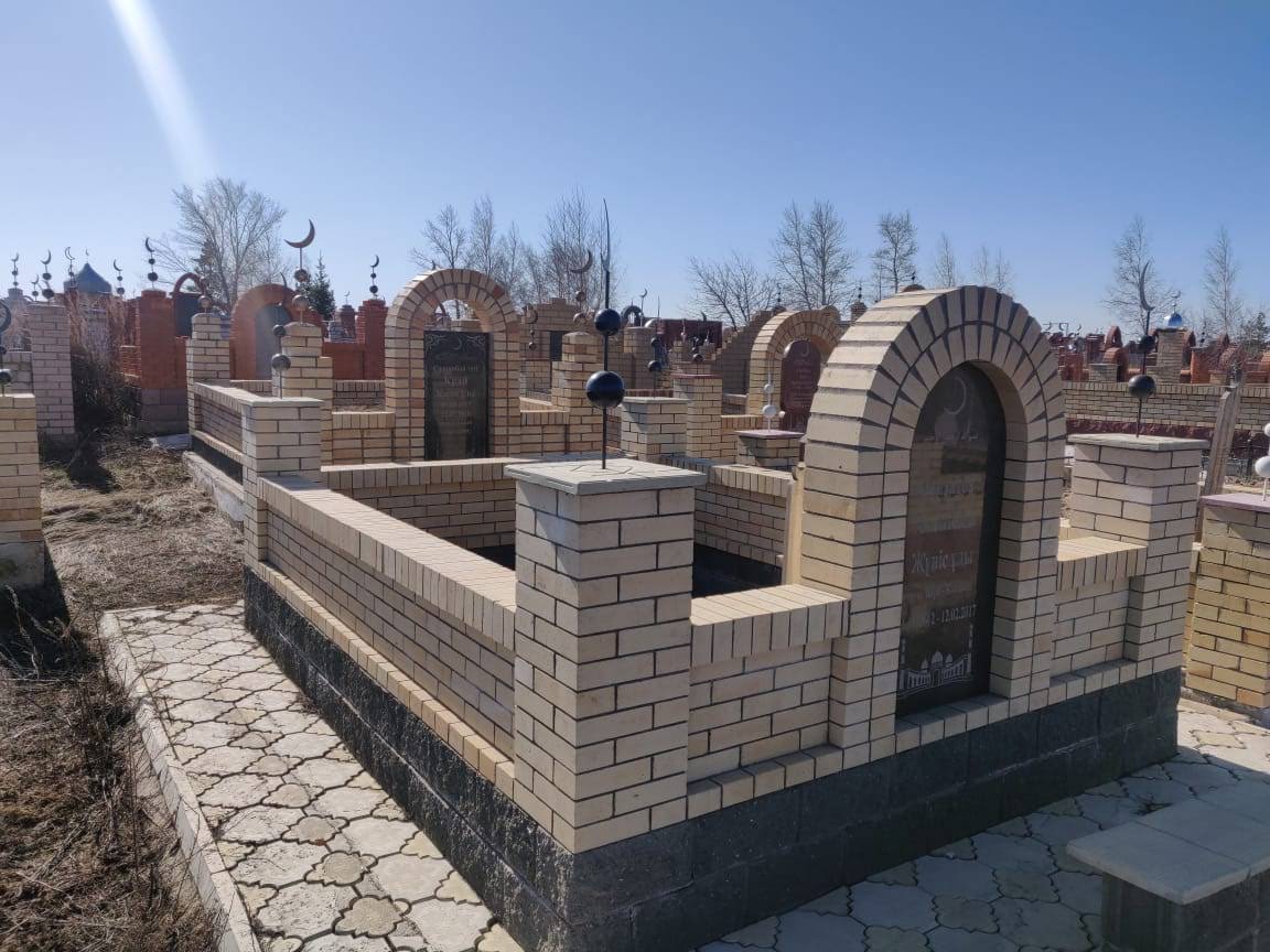 Надгробные мазары из кирпича в Шымкенте