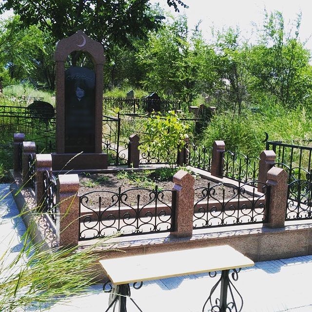 Элегантная ограда из гранита и металла для мусульманской могилы