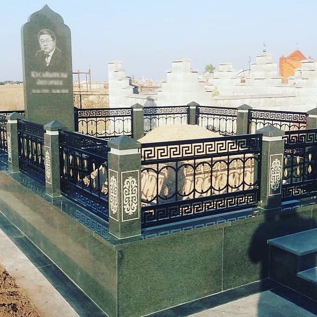Сочетание гранита и металла в ограде на мусульманскую могилу