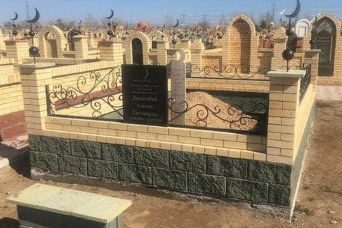 Уникальная ограда из кирпича и металла для мусульманской могилы