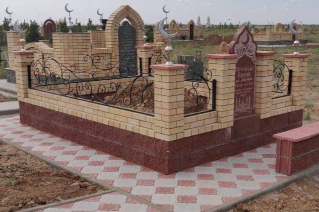 Комбинированная ограда из кирпича и металла на мусульманской могиле