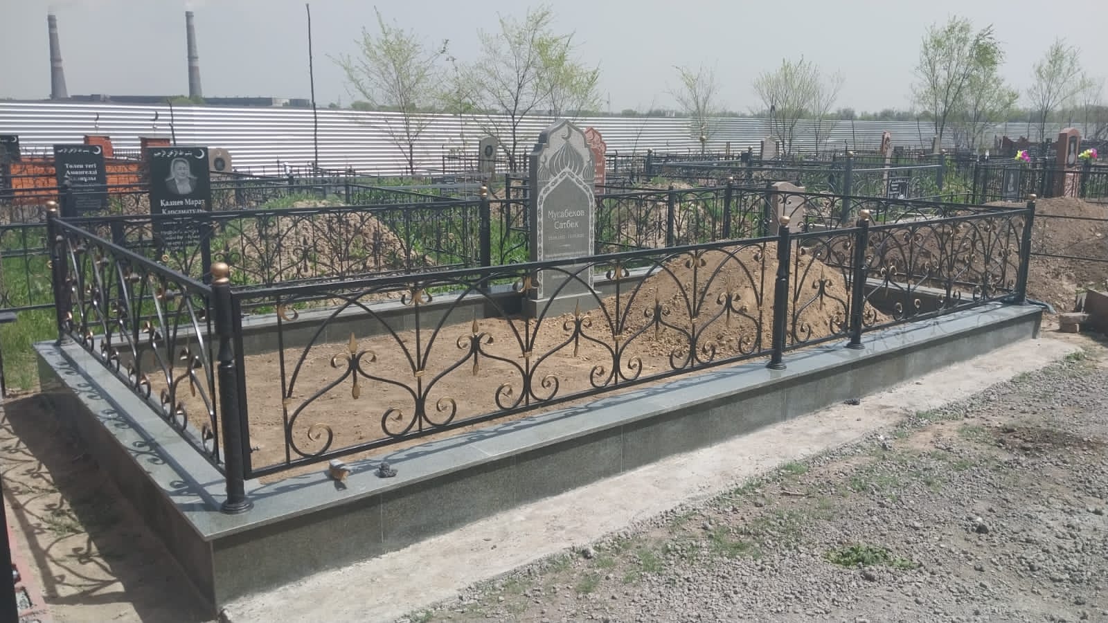 Элегантная ограда из гранита и металла для мусульманской могилы