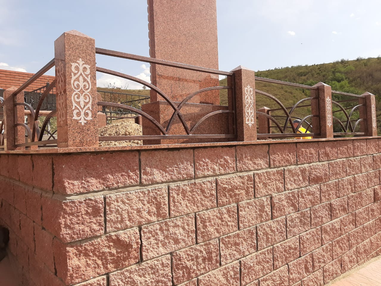 Сплитерный блок и металл: комбинация материалов для создания идеальной мусульманской ограды