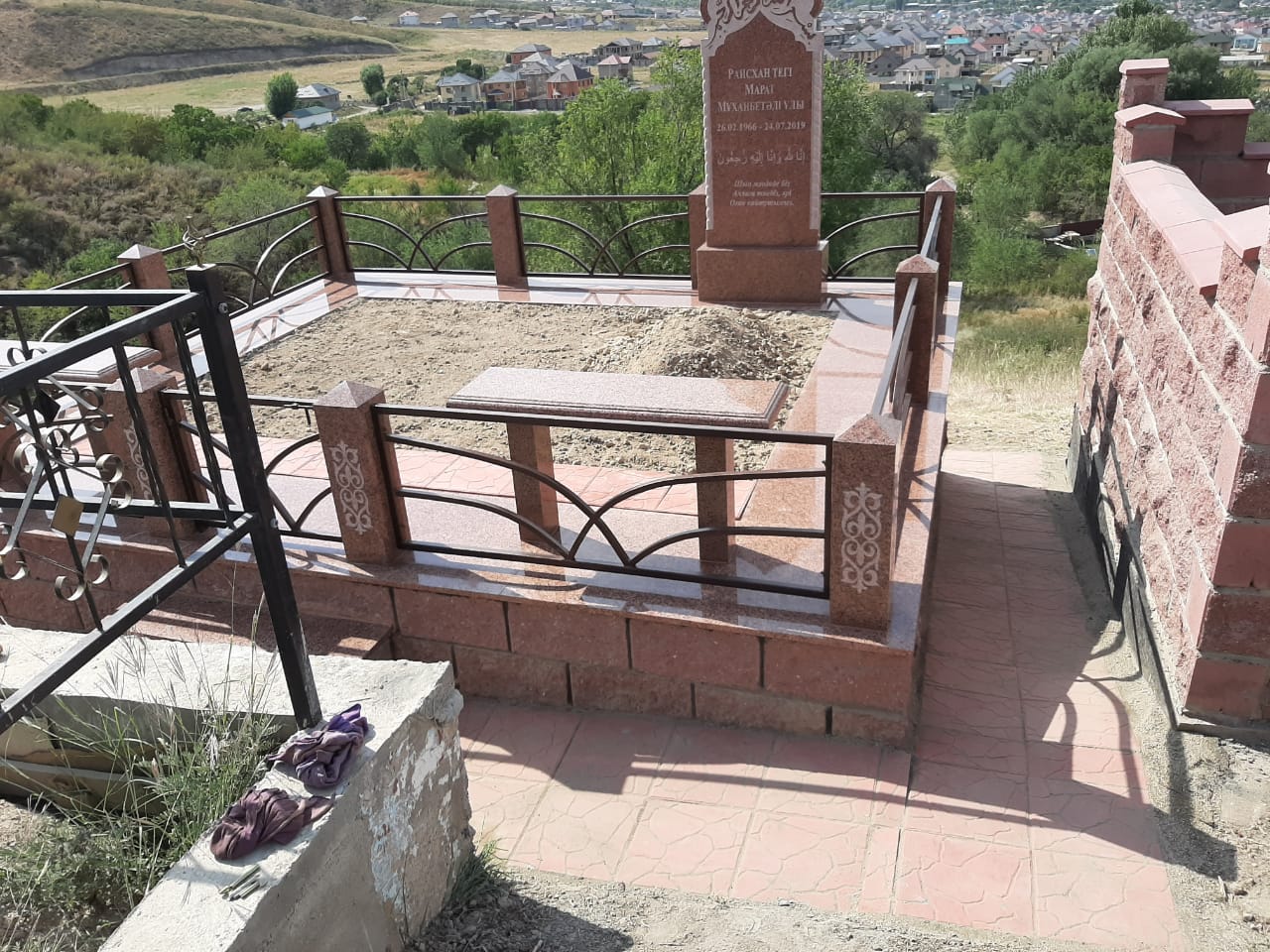 Стильная и доступная ограда из сплитерного блока и металла для мусульманской могилы