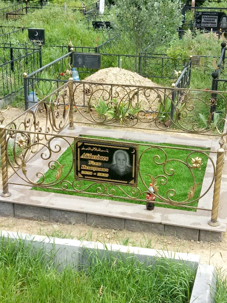 Великолепная кованая ограда, добавляющая элегантности мусульманскому кладбищу