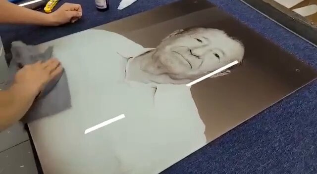 Детальный взгляд на фотографию на закаленном стекле на памятникеДетальный взгляд на фотографию на закаленном стекле на памятнике