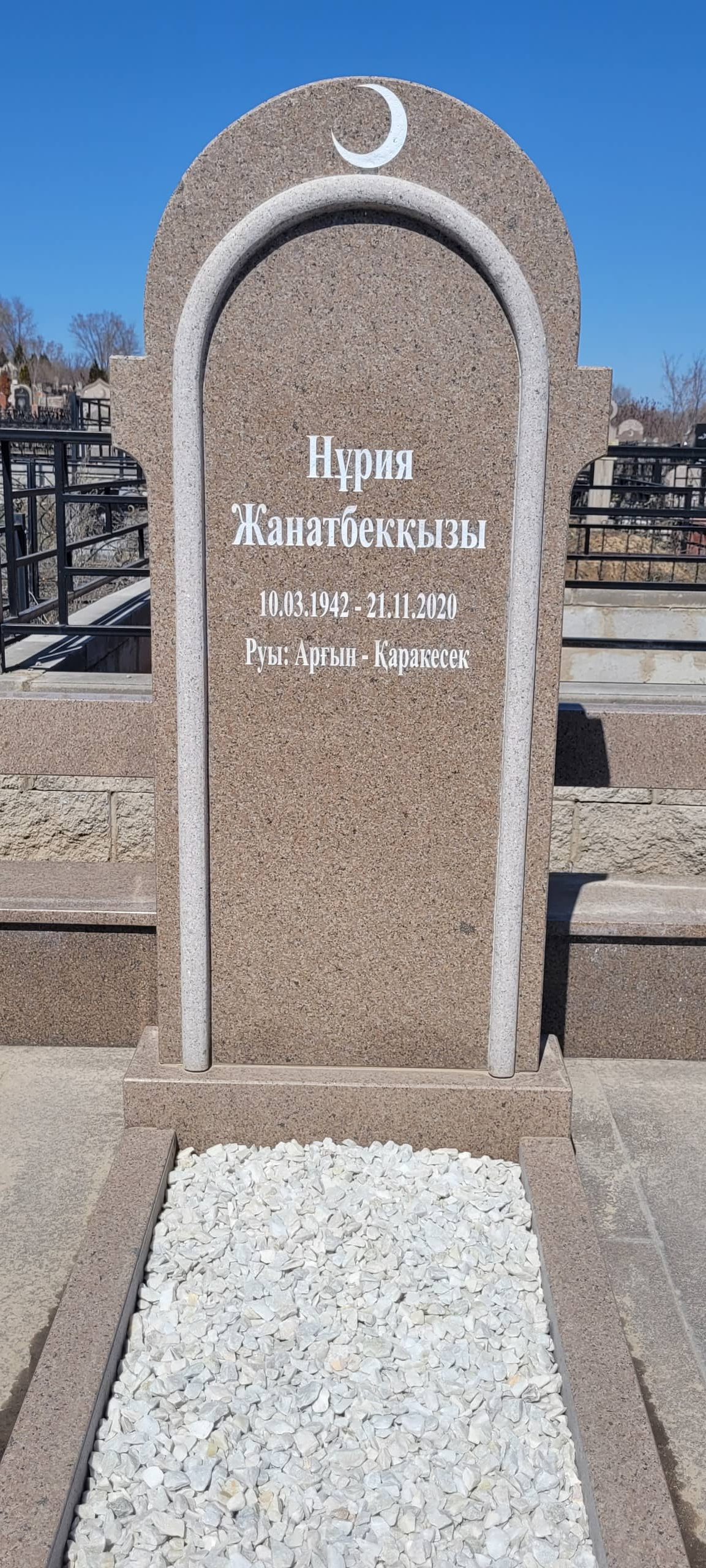Памятник из куртинского гранита установленный на Западном кладбище Батыс в Алматы