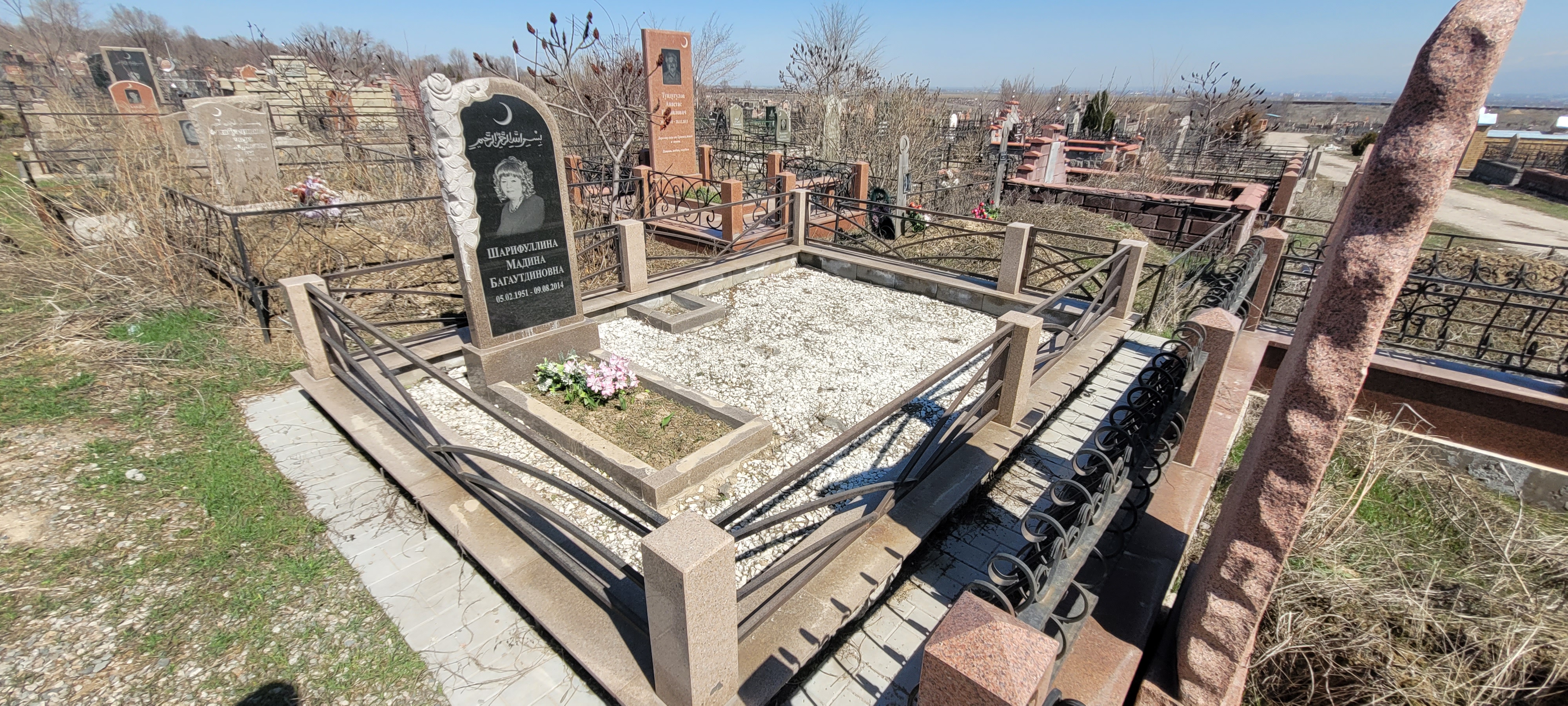 Облагораживание захоронения На кладбище Батыс в Алматы выполненное компанией MemoryStone.kz