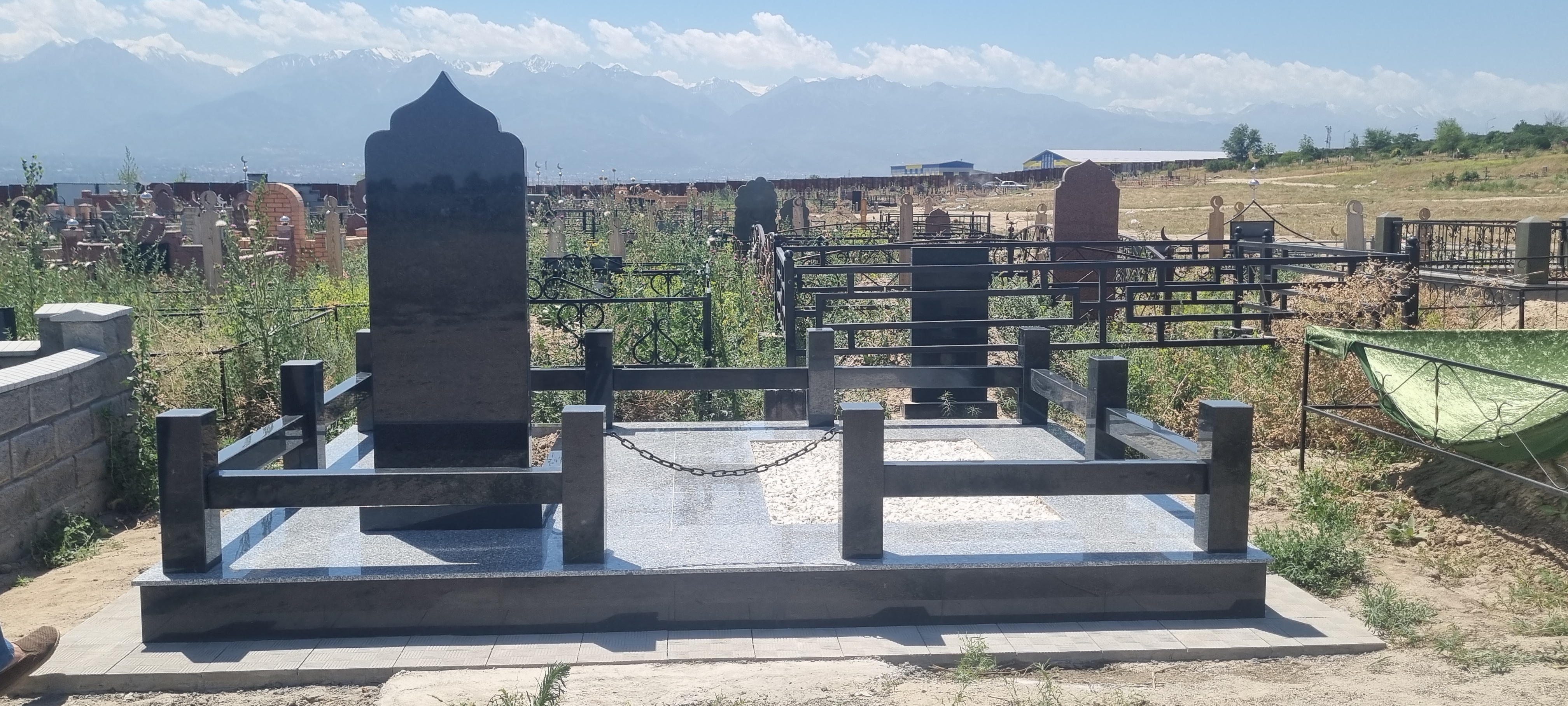 Гранитный комплекс на Бурундайском западном кладбище в Алматы